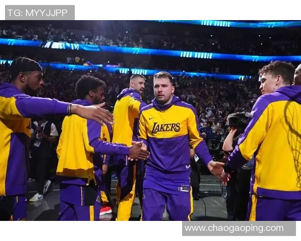 湖人热火激战颁奖盛典回顾球星荣耀与团队精神的完美结合 湖人热火激战颁奖盛典回顾球星荣耀与团队精神的完美结合